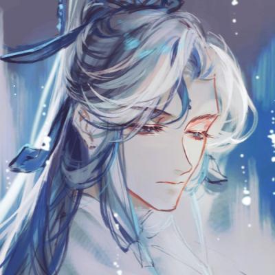 博物馆保洁阿姨手拿扫帚为游客讲解
